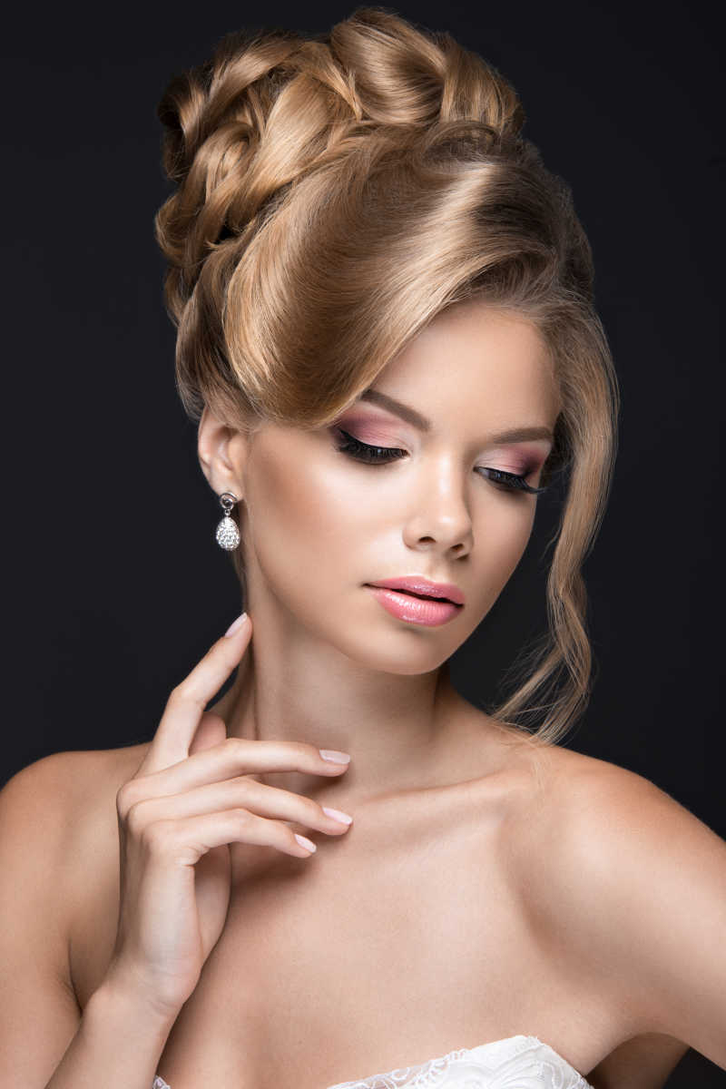 黑色背景上的美丽新娘