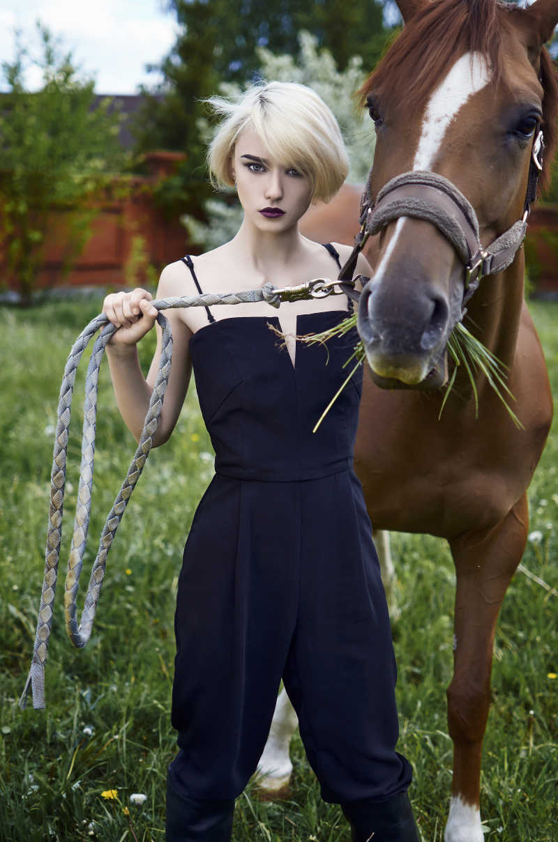 年轻帅气美女与马匹