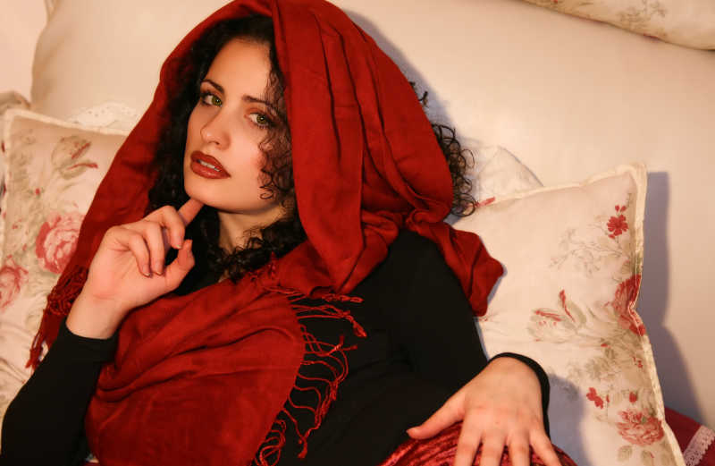 躺在床上的美女模特