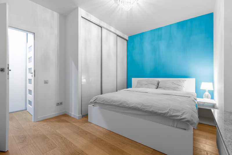 白色和蓝色风格的现代卧室