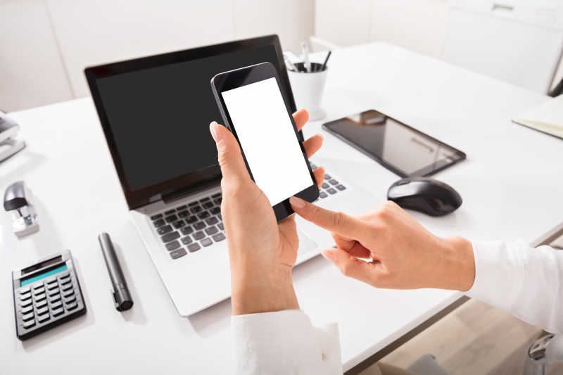 使用智能手机的商人