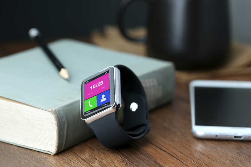 桌面上的智能手表和智能手机