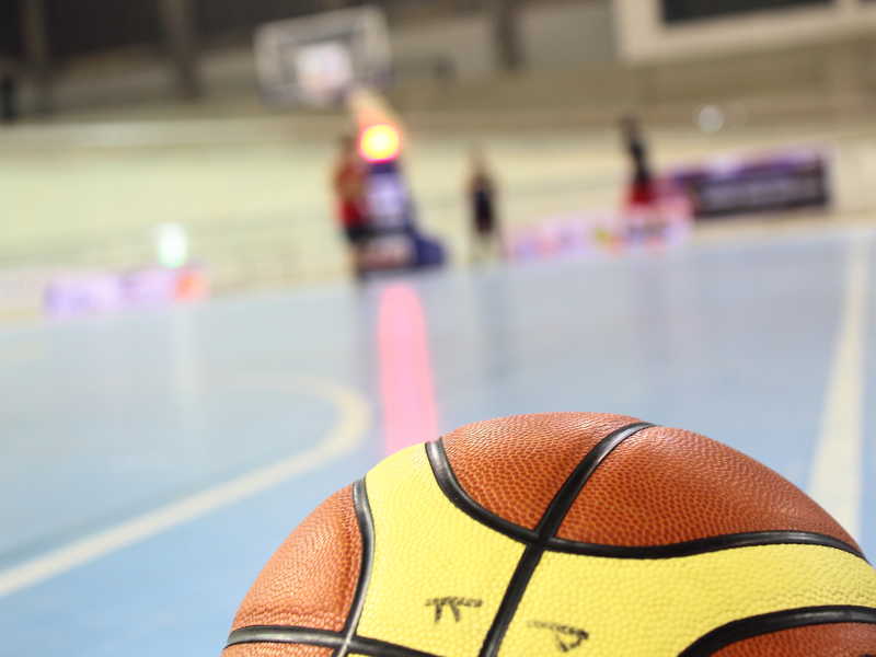 球场场地上的篮球