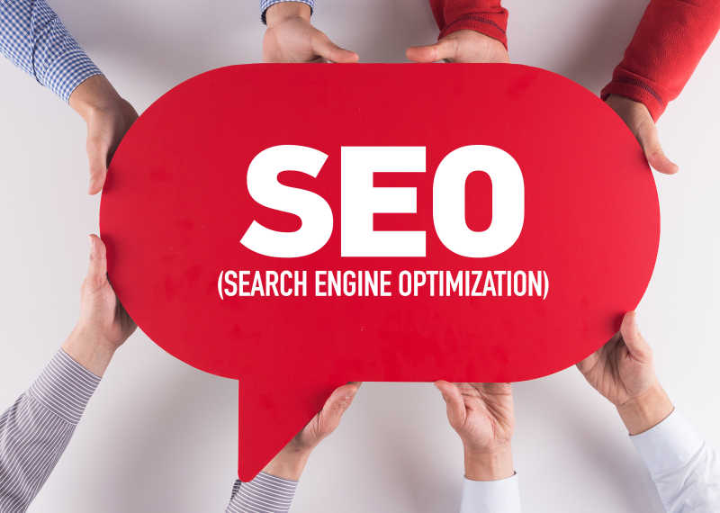 用手托着SEO标志牌