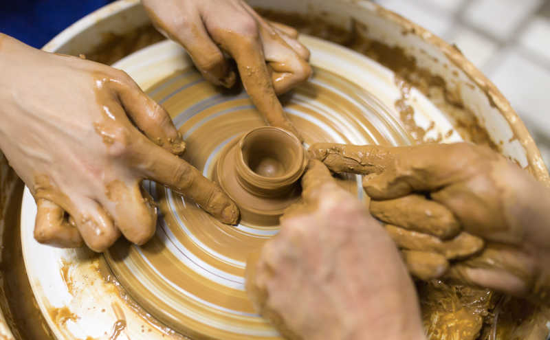 两双手共同制作一个陶瓷