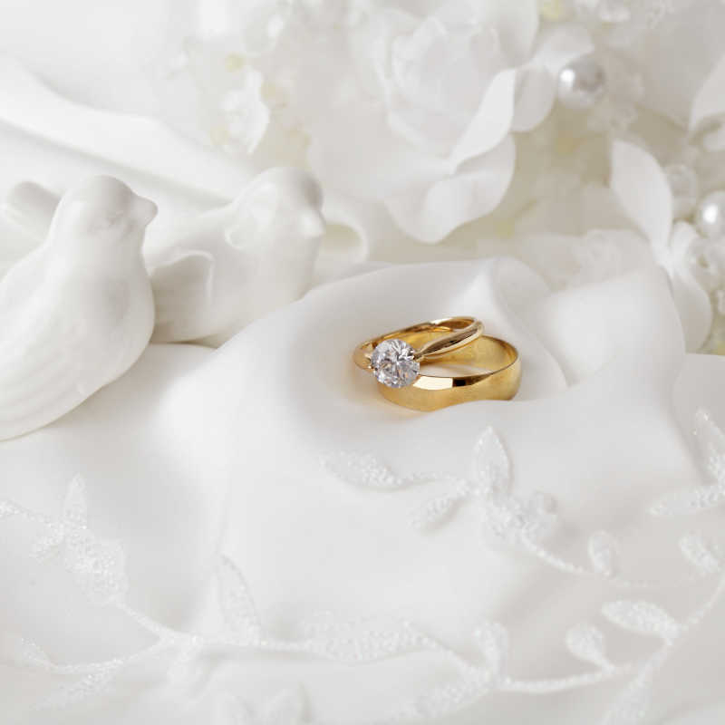 一对结婚钻戒放在花上