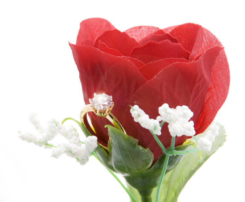 家假玫瑰上的钻石戒指