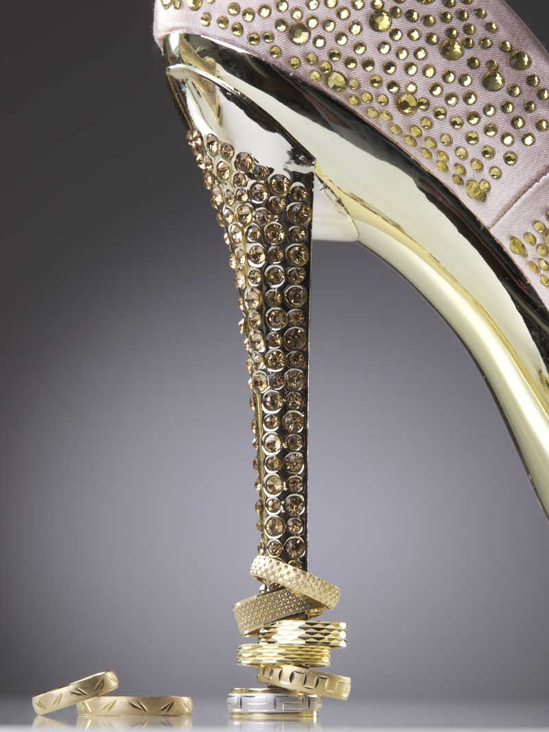 戒指和奢华的高跟鞋