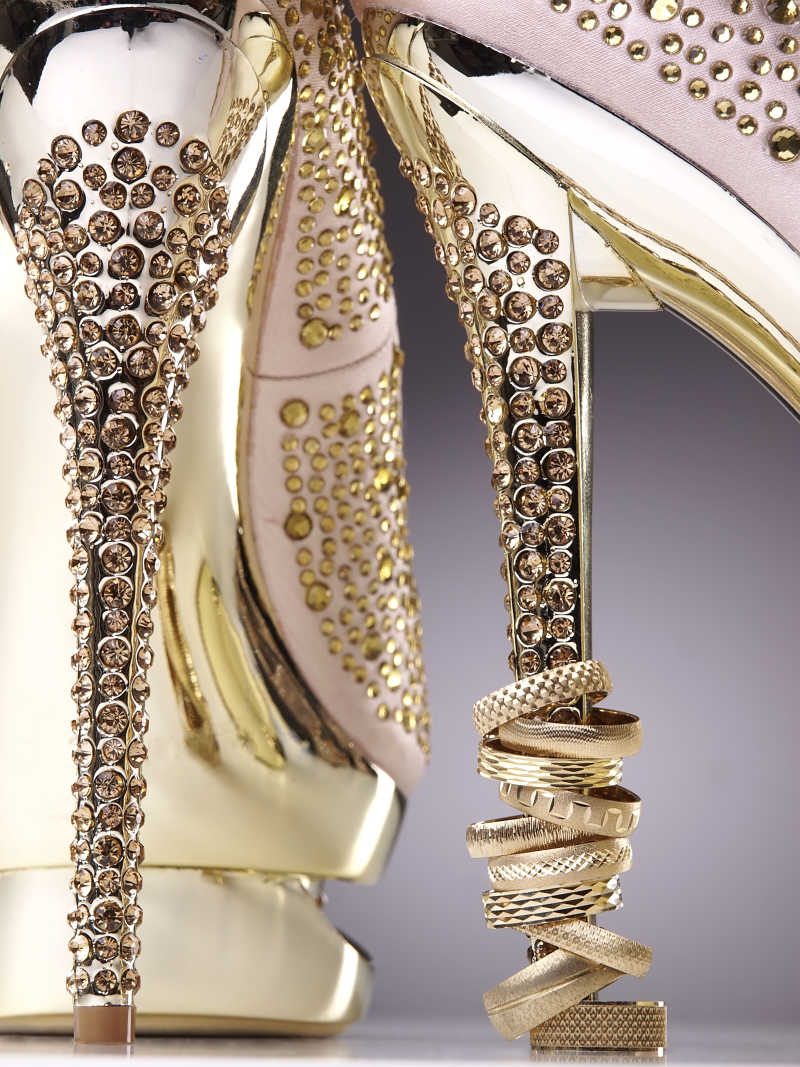 奢华的钻石高跟鞋和戒指