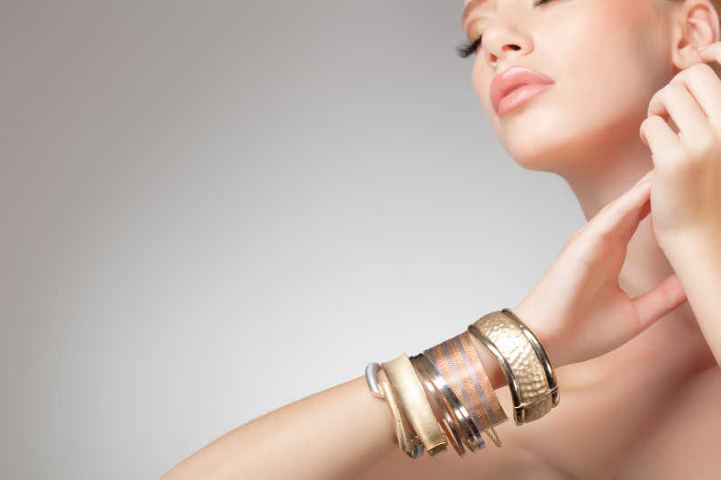 带着手镯的女人