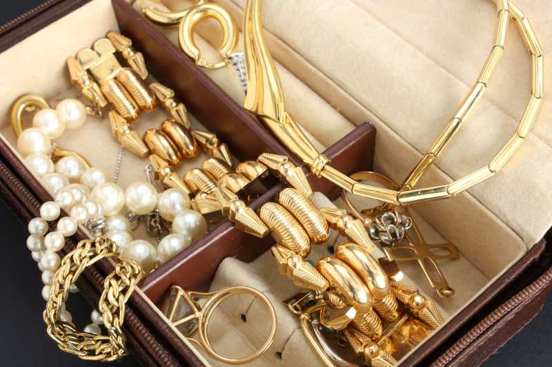 首饰盒里的各种金银珠宝首饰