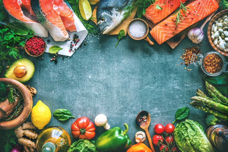 三文鱼与各种蔬菜调料