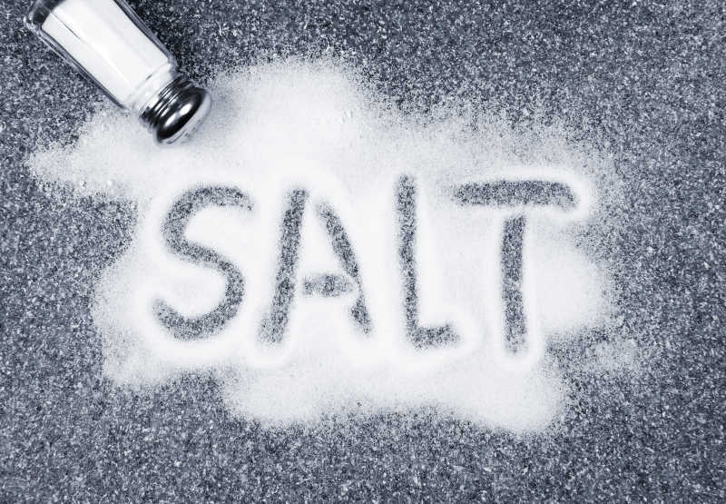 在盐瓶旁边的食盐上写SALT