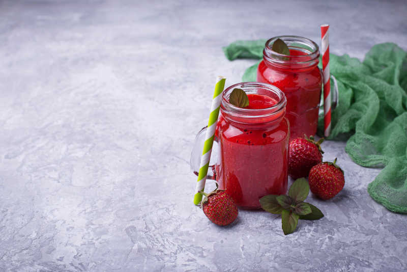 玻璃瓶里的草莓沙冰