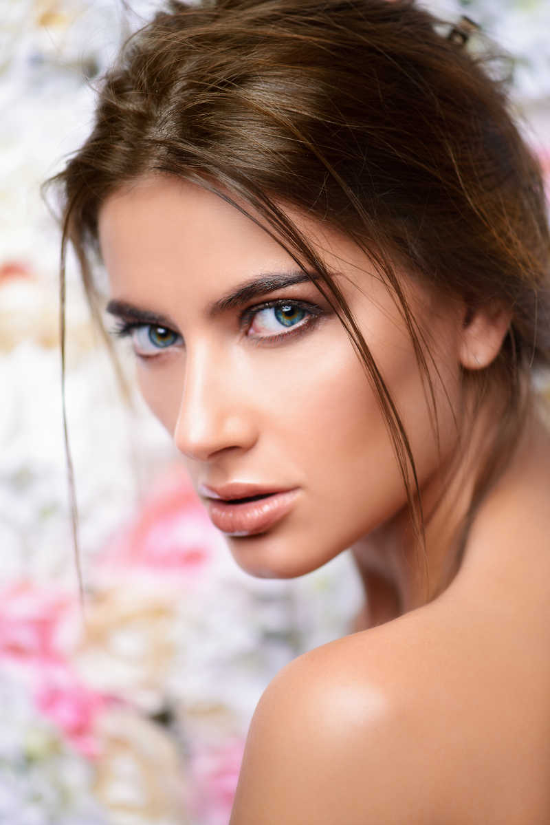 正在身体护理的美女