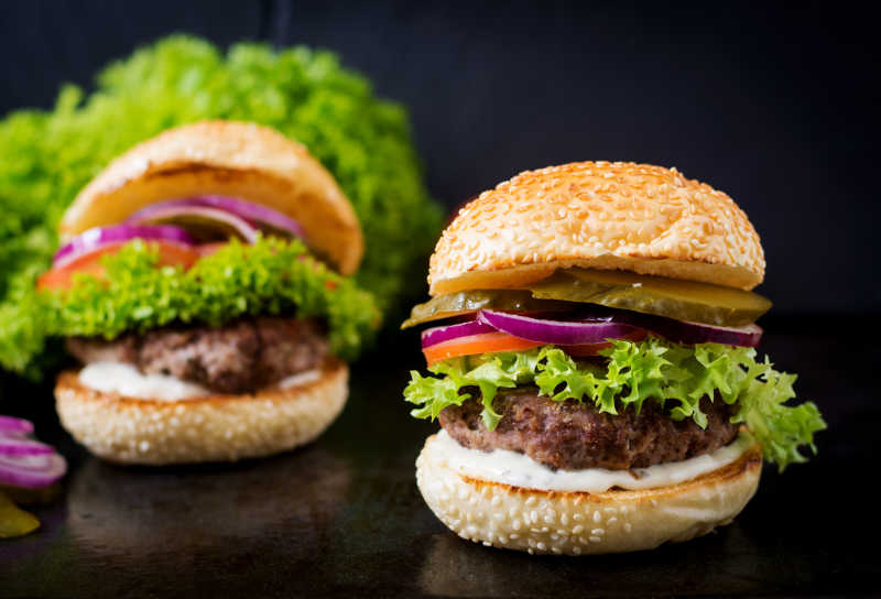 黑色背景上的美味汉堡包