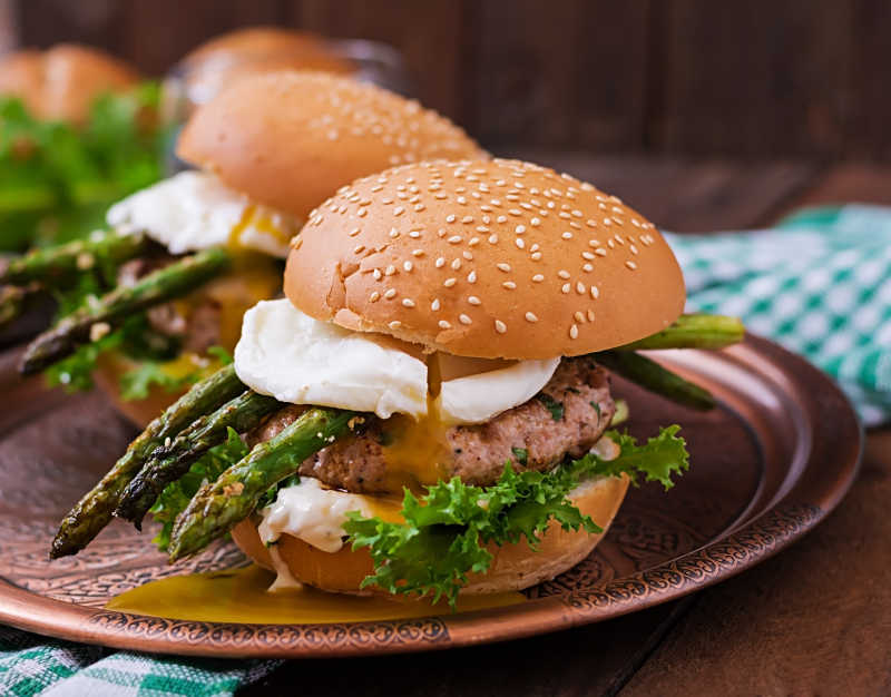 托盘上美味的汉堡包