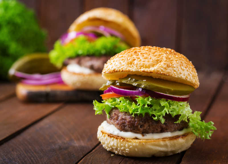 木板上的美味汉堡包