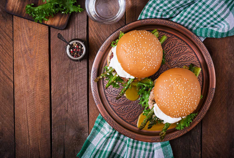 砧板上两个美味的汉堡包