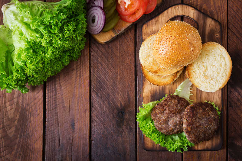 制作牛肉汉堡包的食材