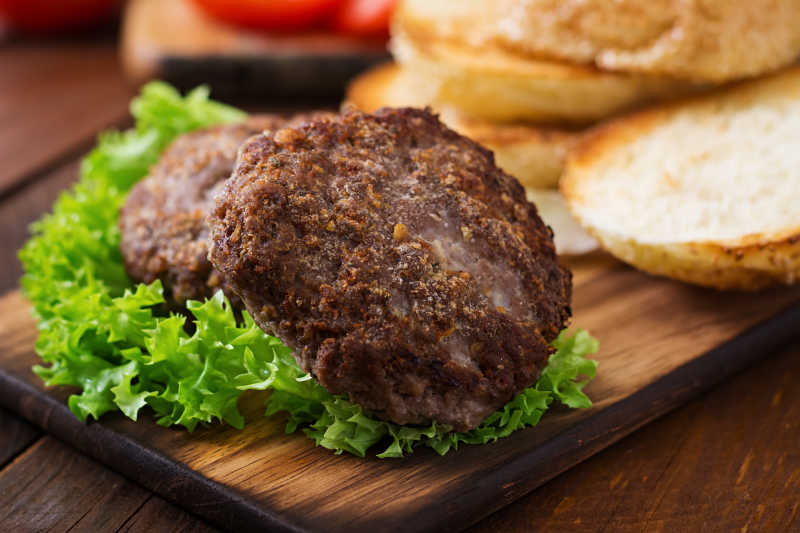 放在生菜上的牛肉与汉堡