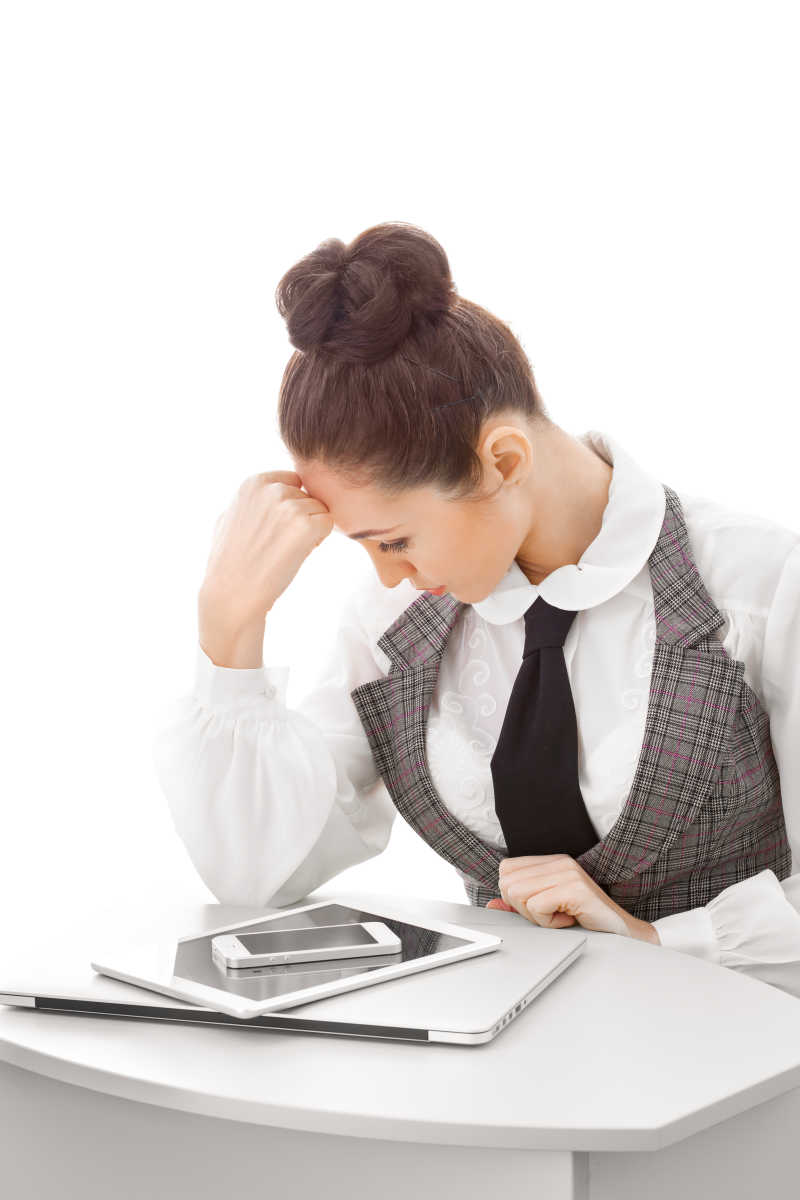 看手机的女商人