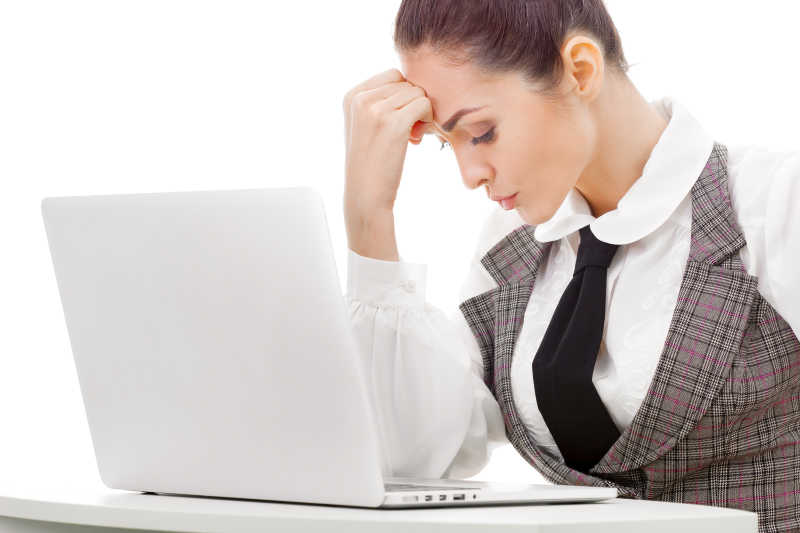 电脑前思考的女商人