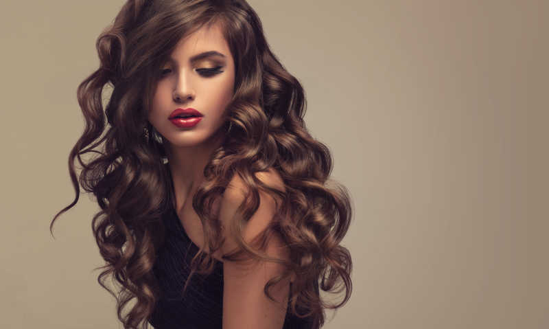 安静的卷发美女