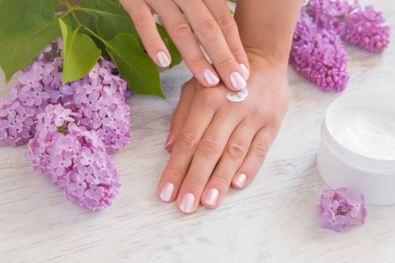 保养护理治疗的美女