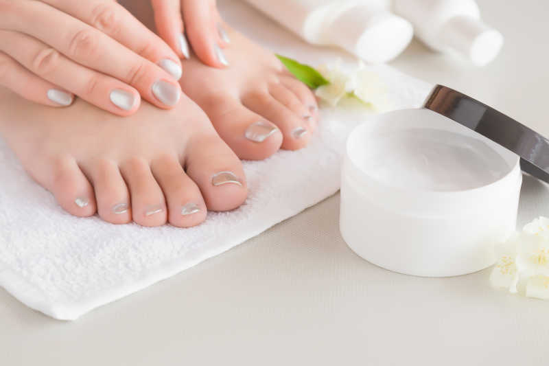 准备足膜的美女