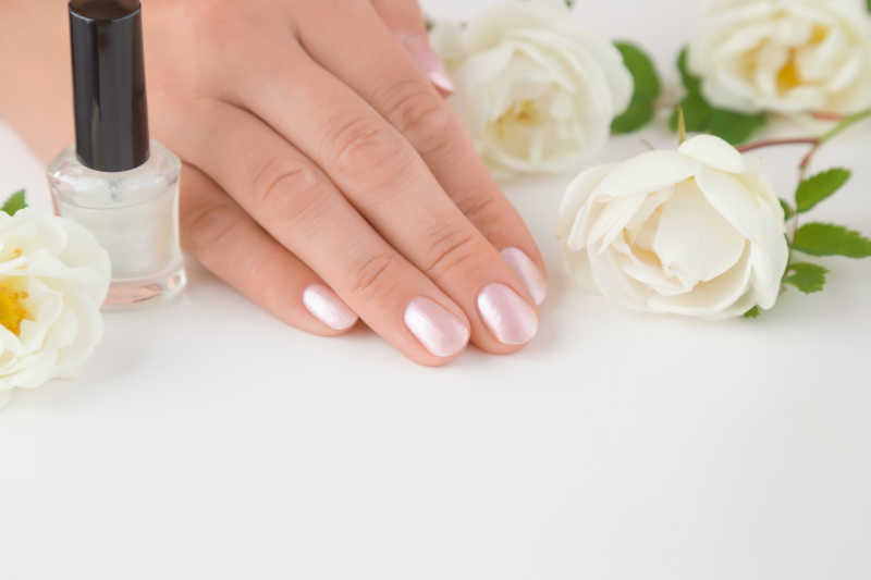 正在美容护理手指的美女