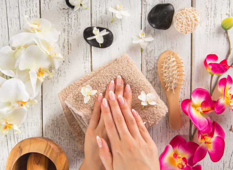 手部治疗的美女