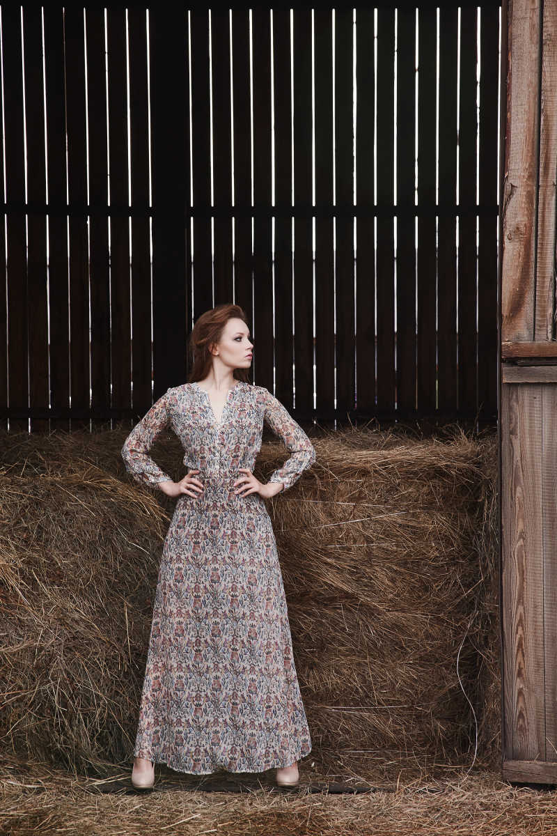 站在干草旁的美女