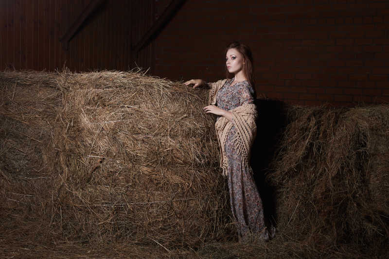 干草棚边上的漂亮女孩