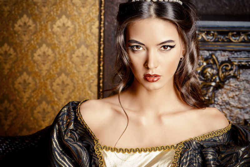 打扮古典优雅的美丽女人