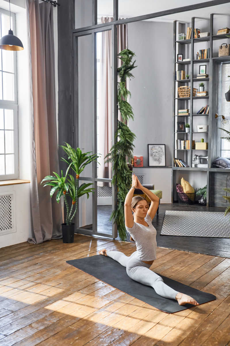 室内瑜伽真人图片