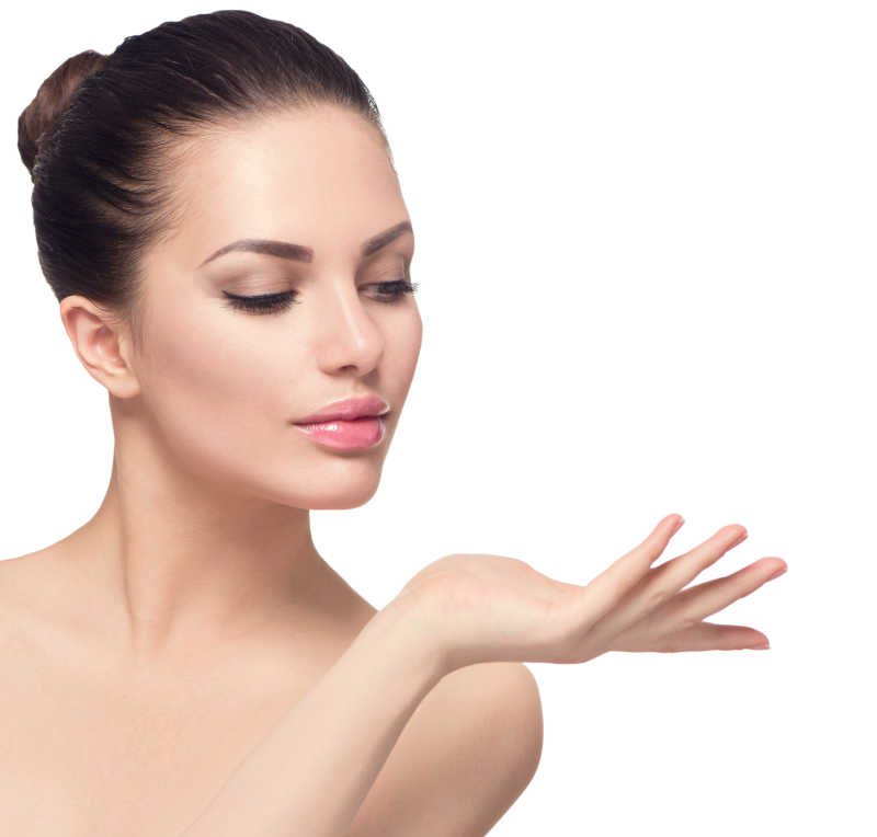 白色背景下的美女