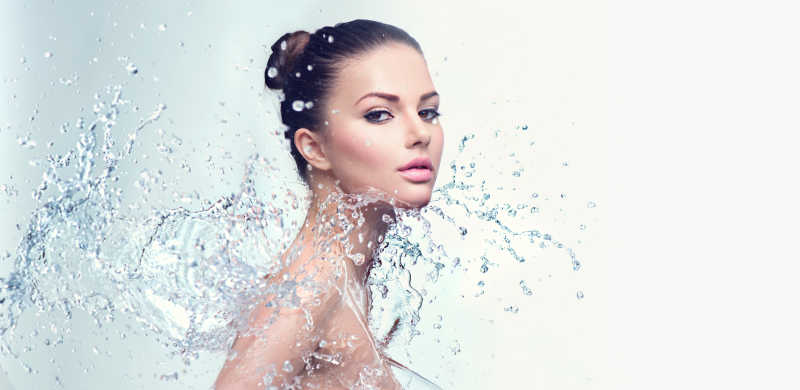 水花四溅中的美女