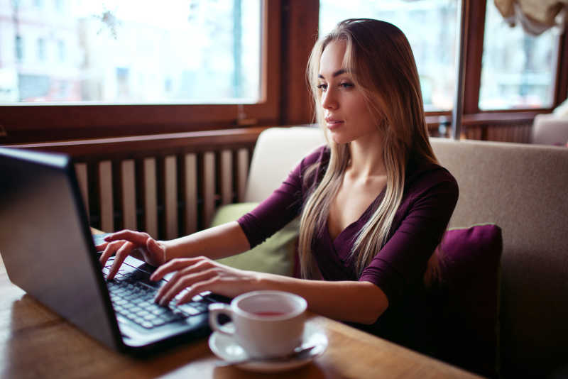 咖啡馆里使用电脑的女人