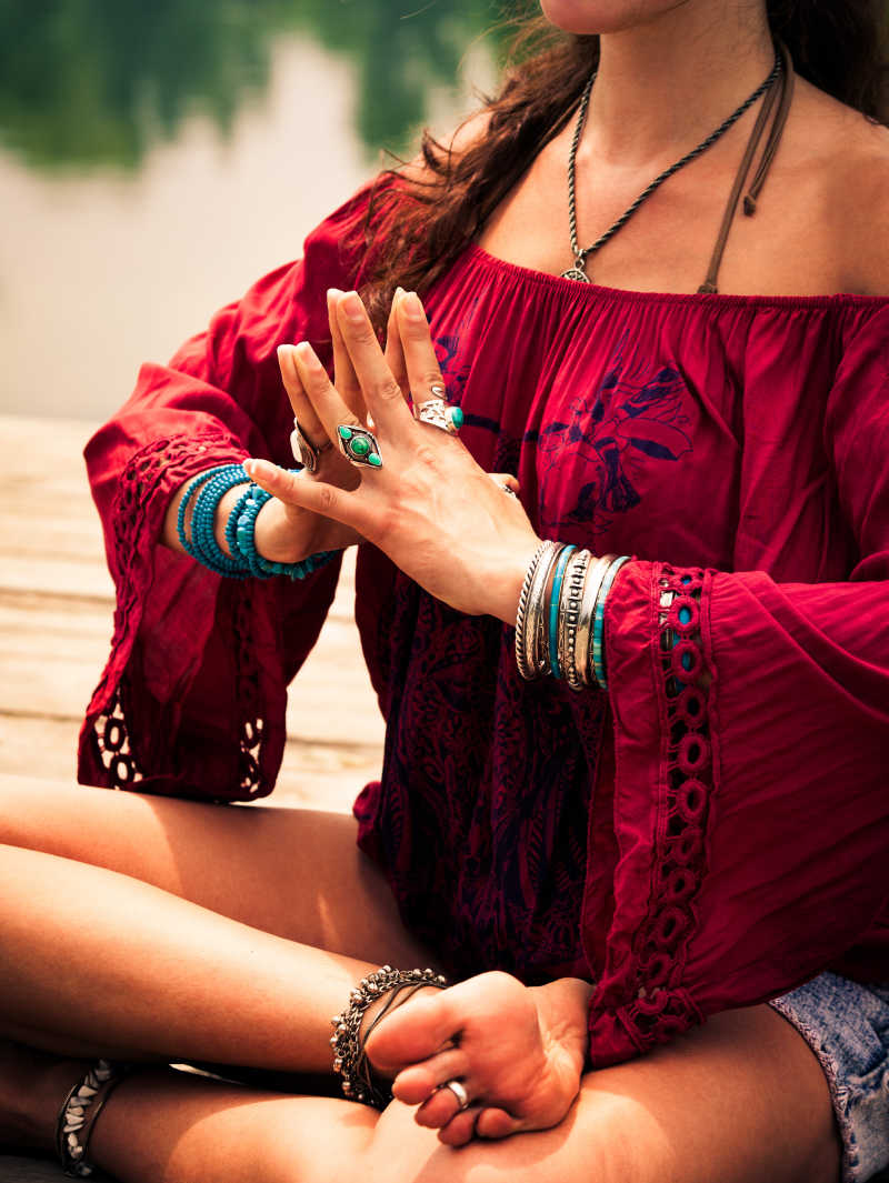 湖边瑜伽的女人