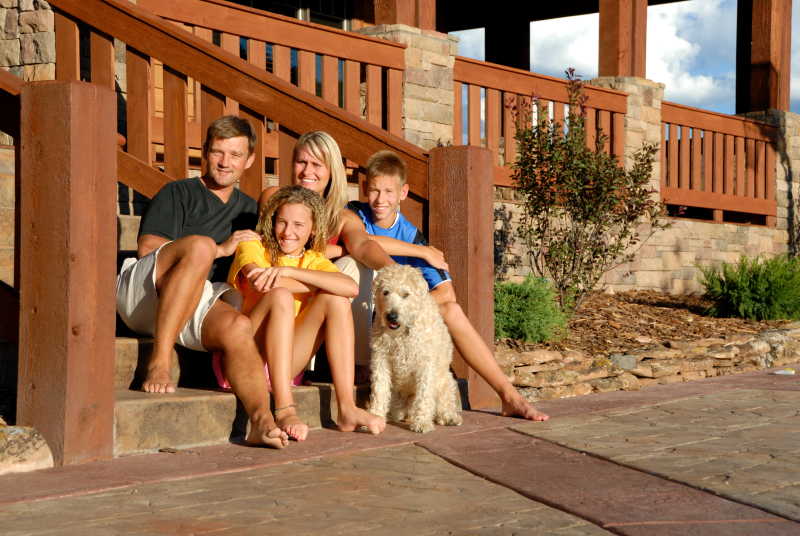 坐在台阶上的一家四口