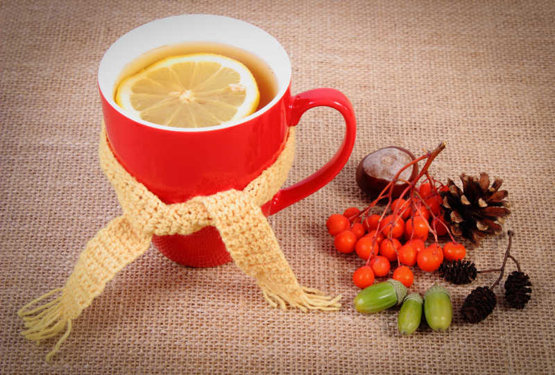 红色杯子里的柠檬茶