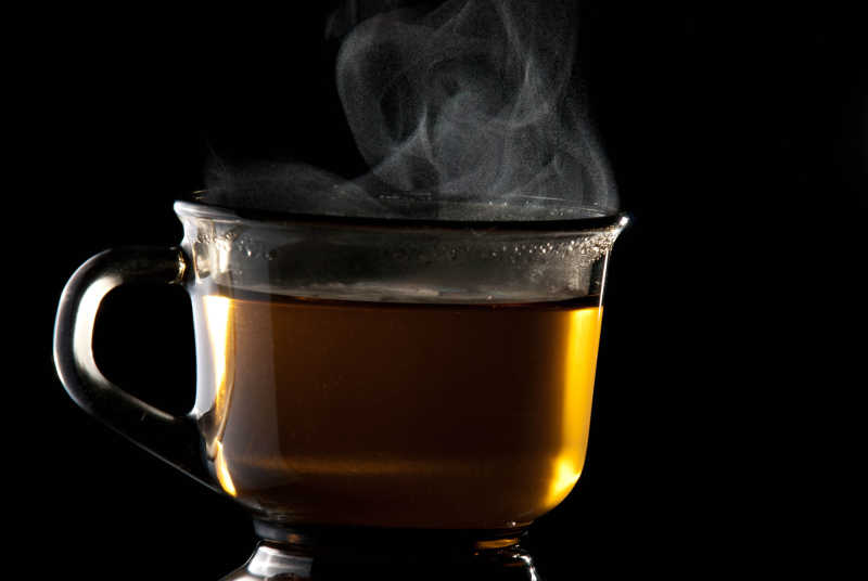 黑色背景下一杯热茶