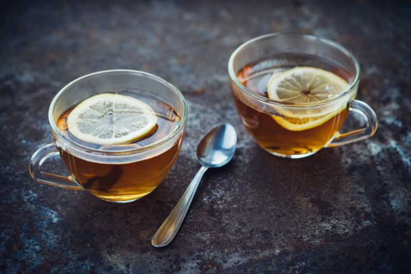 生锈铁上的两杯柠檬茶