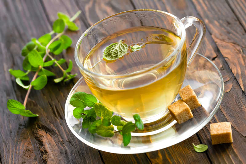 木桌上的茶和方糖