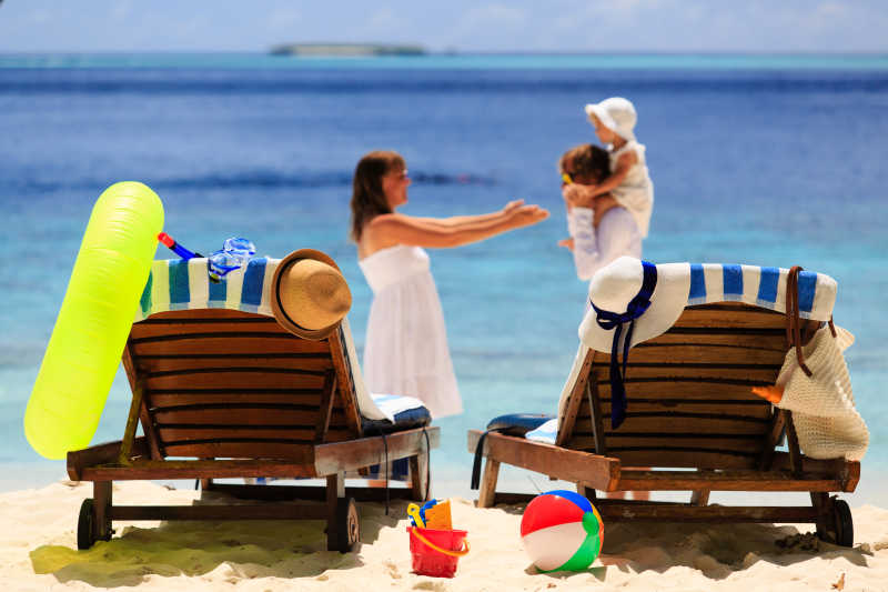 爸爸妈妈被孩子在海边玩耍度假