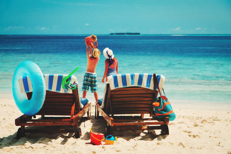 海边度假的一家庭