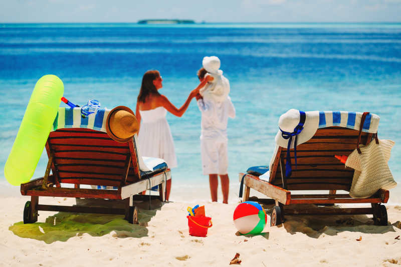 海滩度假的幸福一家人