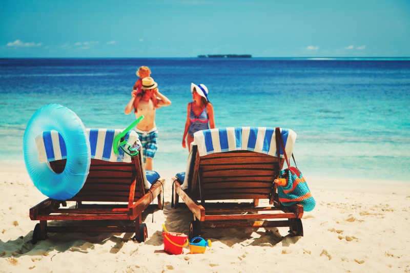 海滩度假的一家