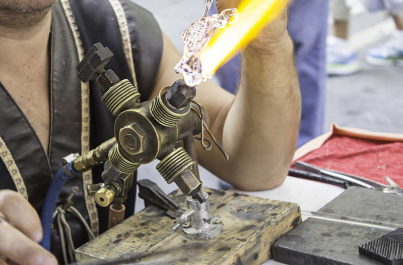 正在创作的艺术家